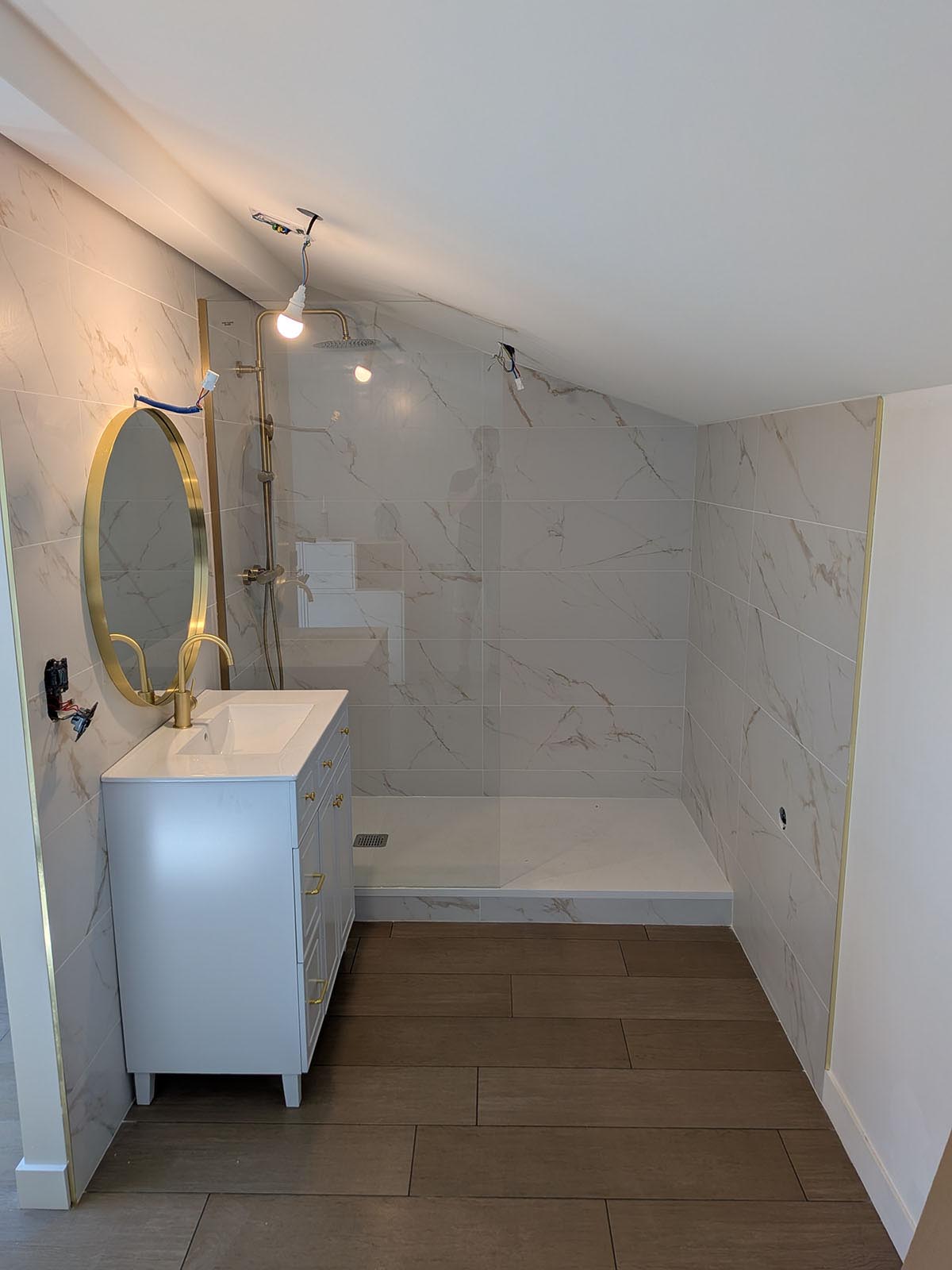 Création d'une salle de bain à Genas : douche à l'italienne, marbre et finitions dorées