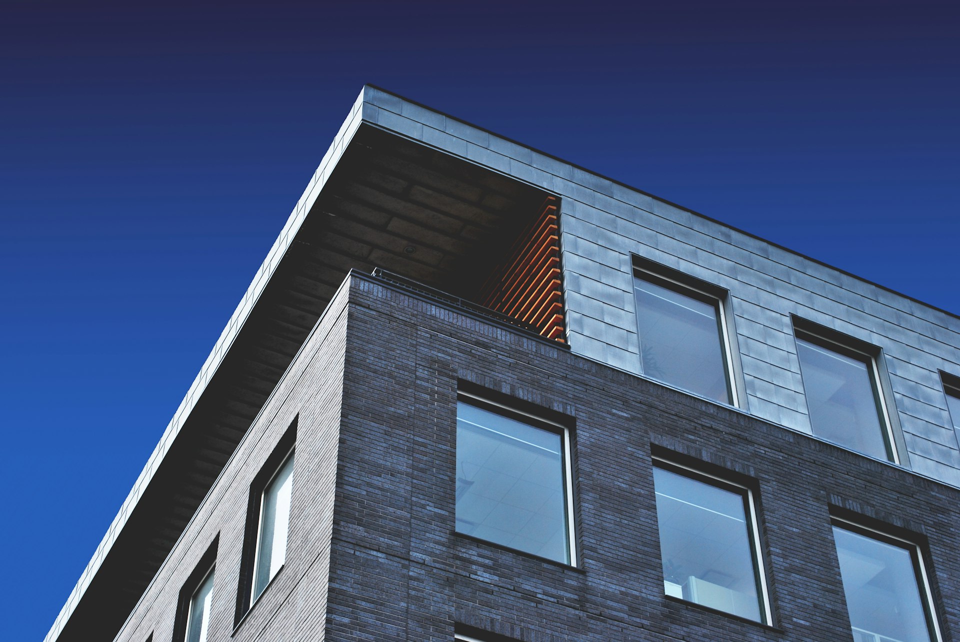 Façade vitrée moderne — vitrerie Vila-Nova