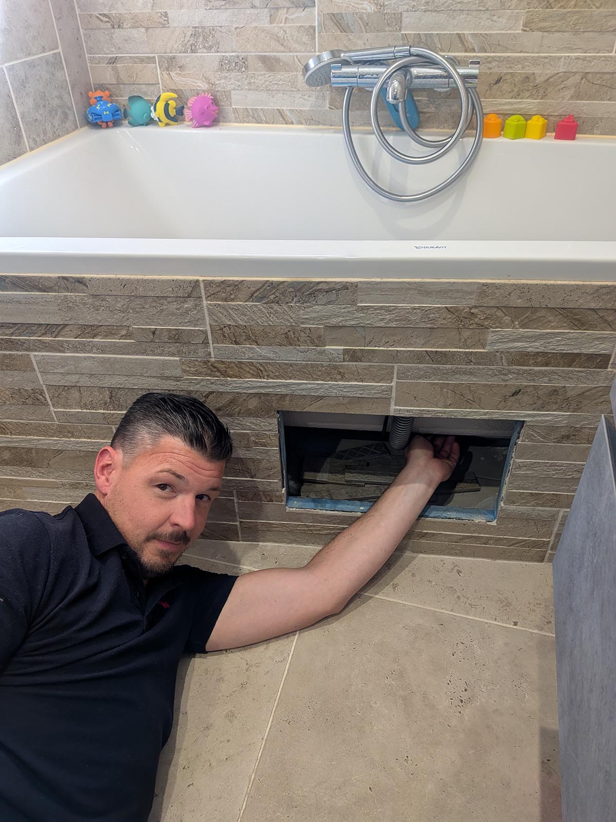 Sébastien Vilanova, artisan Vila-Nova, en intervention sur une baignoire